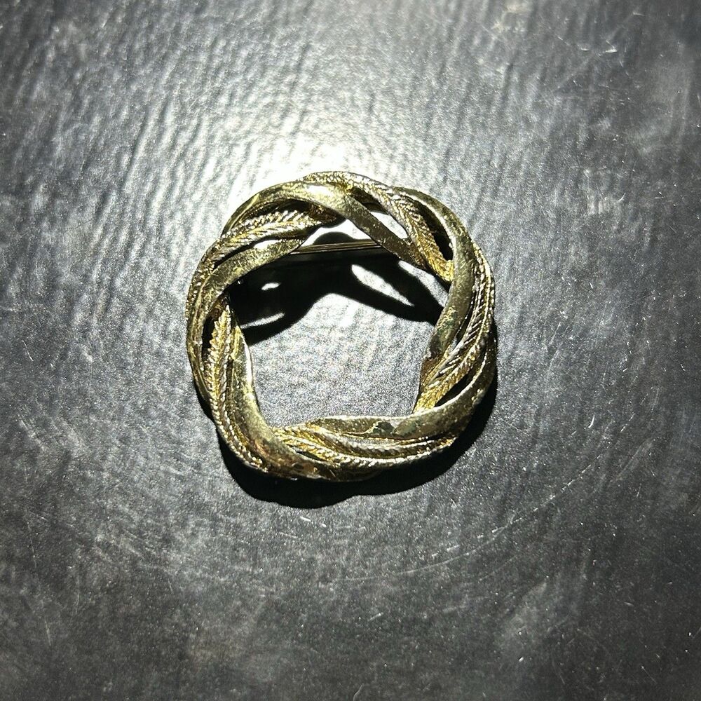 Vintage Gerry’s Signed Textured wreath Circle Brooch